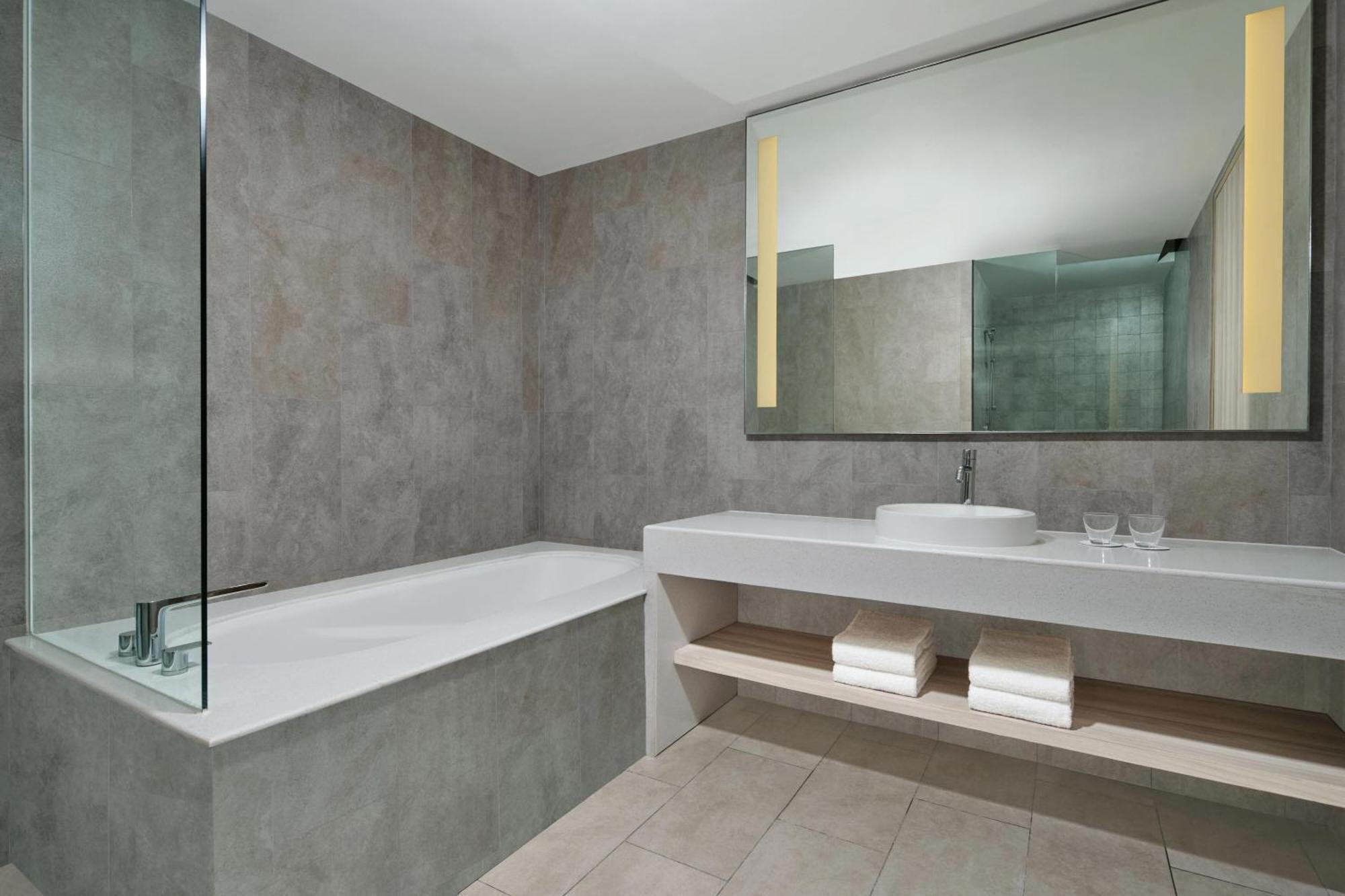 Four Points By Sheraton Surabaya, Pakuwon Indah Экстерьер фото